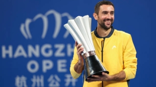 Marin Cilic with the champion trophy of Hangzhou.