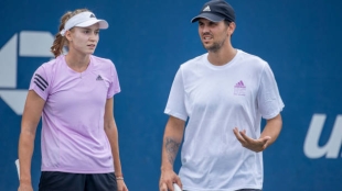 Elena Rybakina junto a su exentrenador, Stefano Vukov. Fuente: Getty
