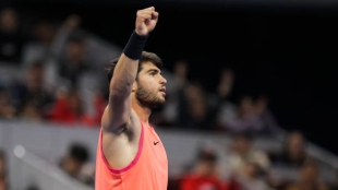 Carlos Alcaraz defeats Shang in Shanghai 2024. Photo: gettyimages