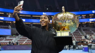 Cori Gauff with the WTA 1000 Beijing 2024 trophy. Photo: Getty