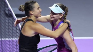 Elena Rybakina saluda a Sabalenka tras su victoria.