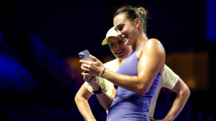 Aryna Sabalenka and Iga Swiatek. Photo: Getty