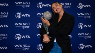 Aryna Sabalenka with her number one season trophy. Photo: Getty