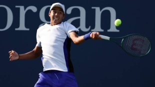 Tien resiste para frenar a Mensik en Jeddah. Foto: Getty