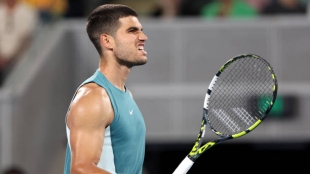 Carlos Alcaraz speaks on court at the 2025 Australian Open. Photo: gettyimages