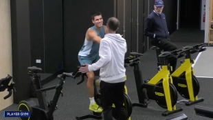 Así ha sido el respetuoso saludo entre Alcaraz y Murray después de la victoria de Djokovic. Foto: Getty