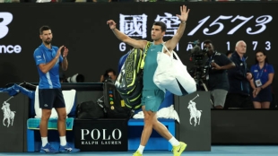 Carlos Alcaraz da la cara en rueda de prensa tras caer ante Novak Djokovic en el Open de Australia 2025. Foto: Getty