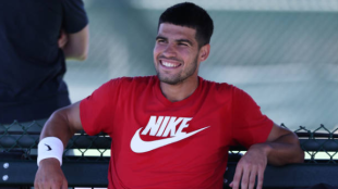 El bonito detalle de Alcaraz con los aficionados presentes en su entrenamiento de Indian Wells. Foto: Gettyimages