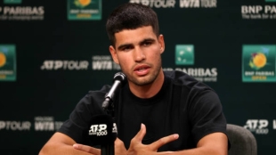 Carlos Alcaraz la sala de prensa del Masters de Indian Wells. Foto: Getty