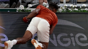 This was Monfils' tough fall on the fifth point of the match against Dellien. Photo: Getty Images