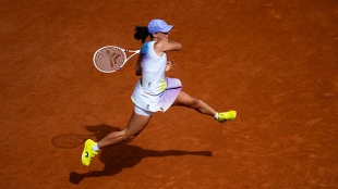 The best Swiatek in a long time overwhelms Raducanu. Photo: Getty Images.