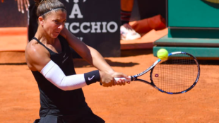 Sara Errani espera a Naomi Osaka en el WTA Roma 2025. Fuente: Getty