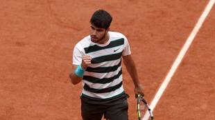 Carlos Alcaraz beats Zeppieri at Roland Garros 2025. Photo: gettyimages