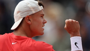 Rune remains firm to surpass Bautista at Roland Garros 2025. Photo: Getty