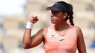 Jessica Bouzas beats Navarro at Roland Garros 2025. Photo: gettyimages