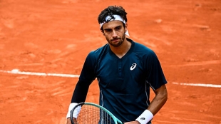 Lorenzo Musetti, reflexión en Roland Garros 2025. Foto. gettyimages