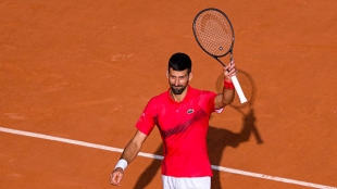 Djokovic extends his hand: "I tell everyone that I am available if they need me." Photo: Getty Images