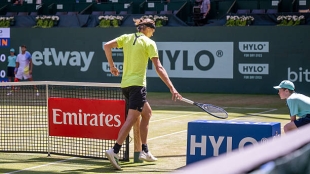 Zverev can't take it anymore and runs to the bathroom in the middle of the match. Photo: Getty Images