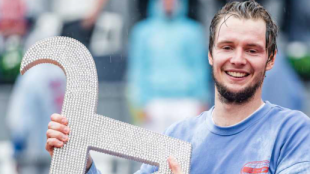 Alexander Bublik poses with his title in Kitzbühel. Source: Getty