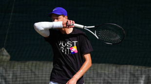 Jannik Sinner entrena con una protección de codo. Fuente: Getty