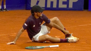 Luciano Darderi injures himself while celebrating victory in Umag. Source: TennisTV