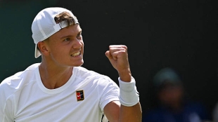 Rune neutralizes Perricard's bombardment in his debut in Toronto. Photo: Getty Images