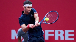 Taberner delivers the blow against Dzumhur to see himself in the final of Umag. Photo: Getty