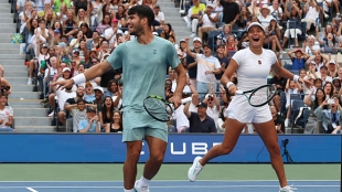 This was Alcaraz's great shot that drove Raducanu crazy. Photo: Getty Images