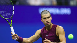 Carlos Alcaraz will have to wake up early to play against Darderi. Source: Getty
