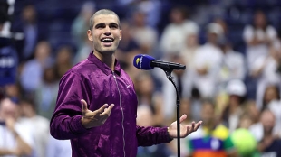 Alcaraz reacciona a halagos de Sinner sobre su pelo. Foto: gettyimages