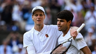 Carlos Alcaraz y Jannik Sinner tras la final de Wimbledon 2025. Foto: Getty