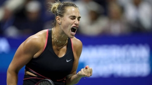 Sabalenka saca adelante un duro choque contra Polina Kudermetova. Foto: Getty