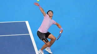Shelton meets with Bautista after Carabelli's retirement. Photo: Getty