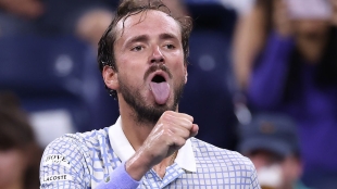 El extraño gesto con el que reacciona Medvedev al ceder un break contra Bonzi. Foto: Getty