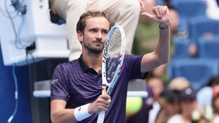 Medvedev resurge y somete a un Zverev errático en un duelo de necesitados. Foto: Gettyimages