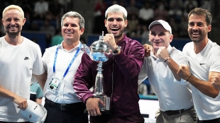Alcaraz celebra junto a todo su equipo el título en Tokio. Fuente: Getty