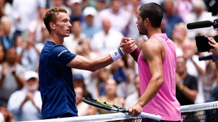 Lehecka saluda a Alcaraz tras la derrota en Nueva York. Fuente: Getty