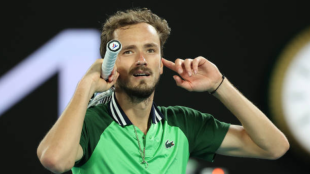 梅德韦杰夫在看台前庆祝。照片：盖蒂