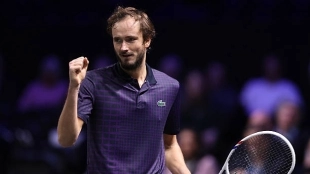Medvedev ya está aquí: remonta a Sonego, mantiene el sueño de las ATP Finals y espera a Zverev o Davidovich en cuartos