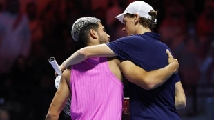Carlos Alcaraz y Jannik Sinner en la Six Kings Slam 2025. Foto: Getty