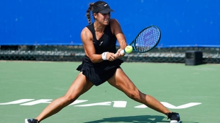 Bouzas avanza con passo deciso, Bucsa si ferma lungo il percorso. Foto: Getty