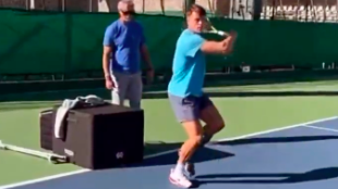 Holger Rune entrenando a la pata coja. Fuente: Getty