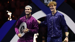 Sinner congratulates Alcaraz in person after finishing the year as number one: "Well done." Photo: Gettyimages