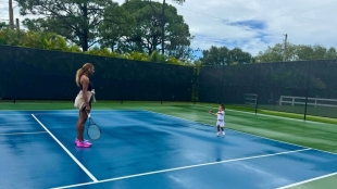 La entrañable imagen de Serena Williams con su hija pequeña en las pistas. Foto: Getty