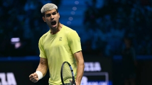 Alcaraz saca la apisonadora para desbordar a Auger-Aliassime. Foto: Getty