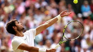 阿尔卡拉斯在2026赛季首次使用发球技术。来源：Getty