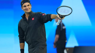 Federer arrête son match d'exhibition pour saluer Djokovic dans les gradins. Source : Getty