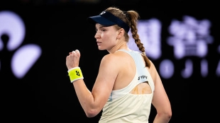 Rybakina entra en la prestigiosa lista de tenistas que ganaron las WTA Finals y seguidamente el Open de Australia. Foto: Gettyimages