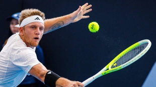 这是 Dadivodich 请求的超现实 'challenge'：Vacherot 和裁判都忍不住笑了。图片：Gettyimages