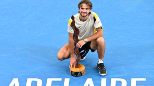 Tomas Machac posa con il trofeo di Adelaida. Fonte: Getty.